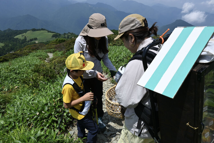 てくてくさんの行商予定に合わせて登山を楽しむ仲よしの親子も。