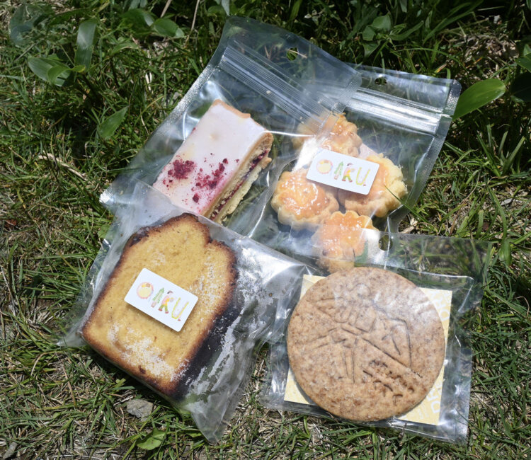 手づくりのクッキーやパウンドケーキ、マフィンなど10種以上がそろう。各500円