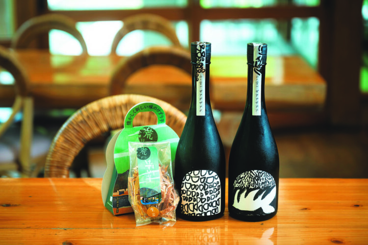 ご近所の酒蔵・川澤酒造の日本酒は各種720ml2300円～、けずり芋けんぴ480円など、いの町の特産品が買える。