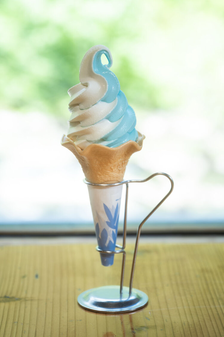 仁淀川をイメージした木の香ブルーソフトクリームミックス500円。