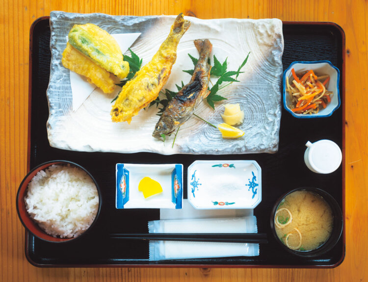 駅長イチオシ、あめごの塩焼き定食1450円。吉野川の支流で育てられた新鮮なアメゴを、塩焼きと天ぷらで食べ比べできる。