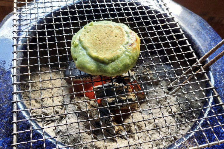 ハイキングのあとは渓谷茶屋 嵯峨野で七輪を囲み、いりもちでカフェタイム。