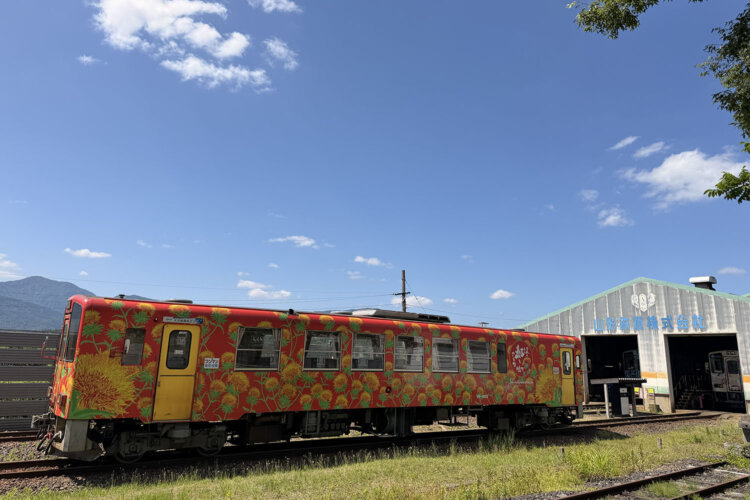 紅花ラッピングの車両が荒砥（あらと）駅に！