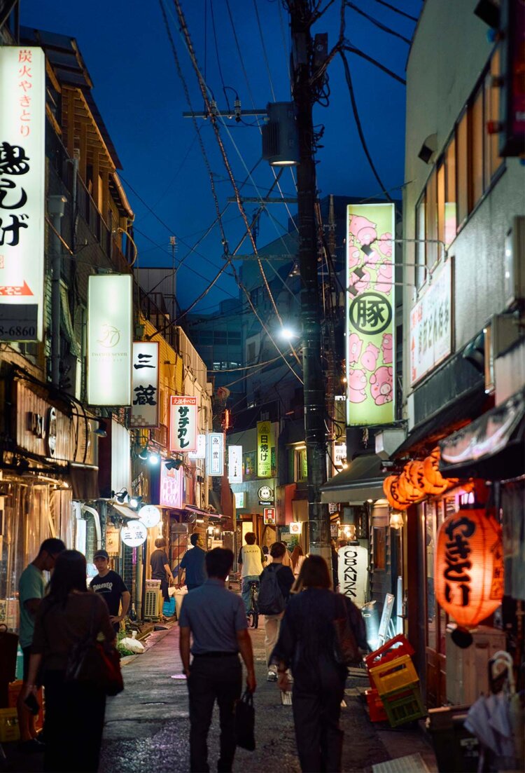 北千住駅西口の飲み横は夜の名所。
