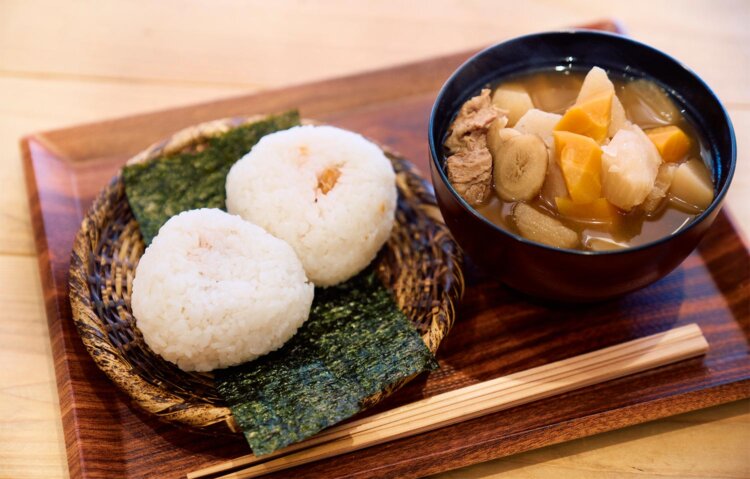 おにぎりランチ660円は旬野菜の総菜10～13皿並び、取り放題。