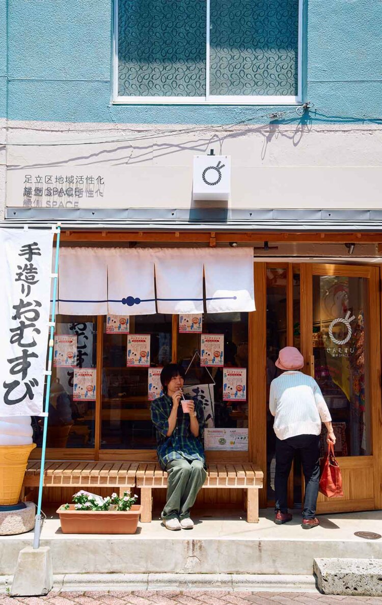 縁側もあり。フレッシュフルーツのスムージー300円～でビタミンチャージしたい。