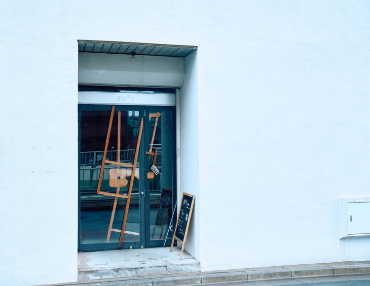 建物の左端にある小さな扉が入り口。