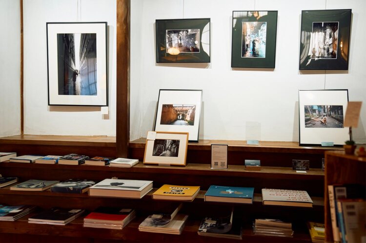 写真家がセレクトするアート・建築の写真集が並ぶ奥の一角はさながらギャラリーの様相だ。