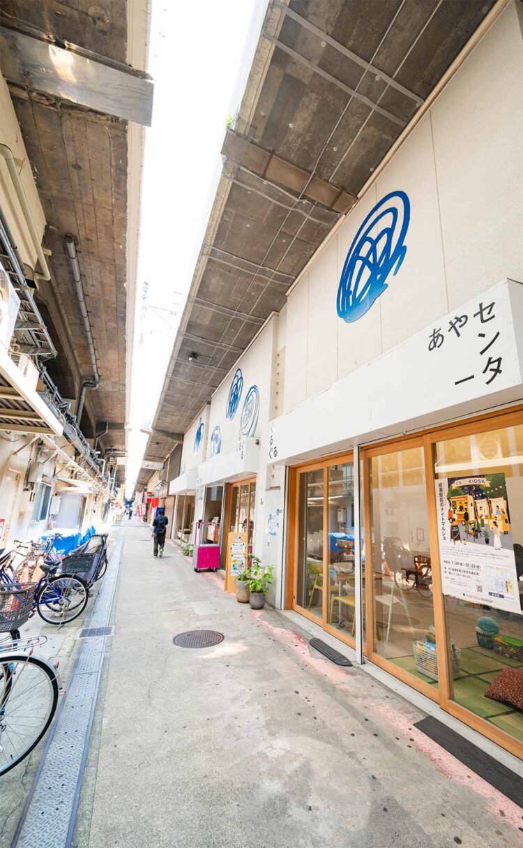 綾瀬駅西口側の高架下には、新スポットの灯りが。