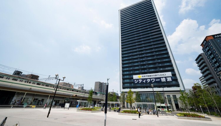 東綾瀬公園の入り口は、近代的な風情に。