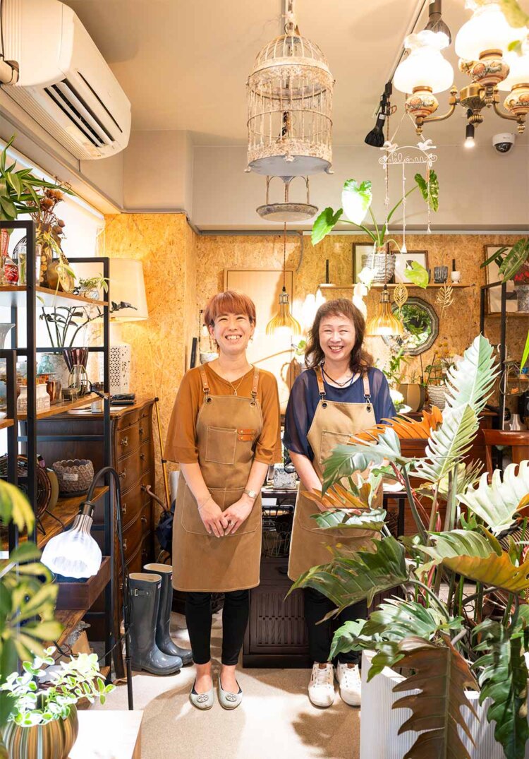 雑貨担当の山田幸子さん（写真右）と、植物担当の後藤亜紀子さん。
