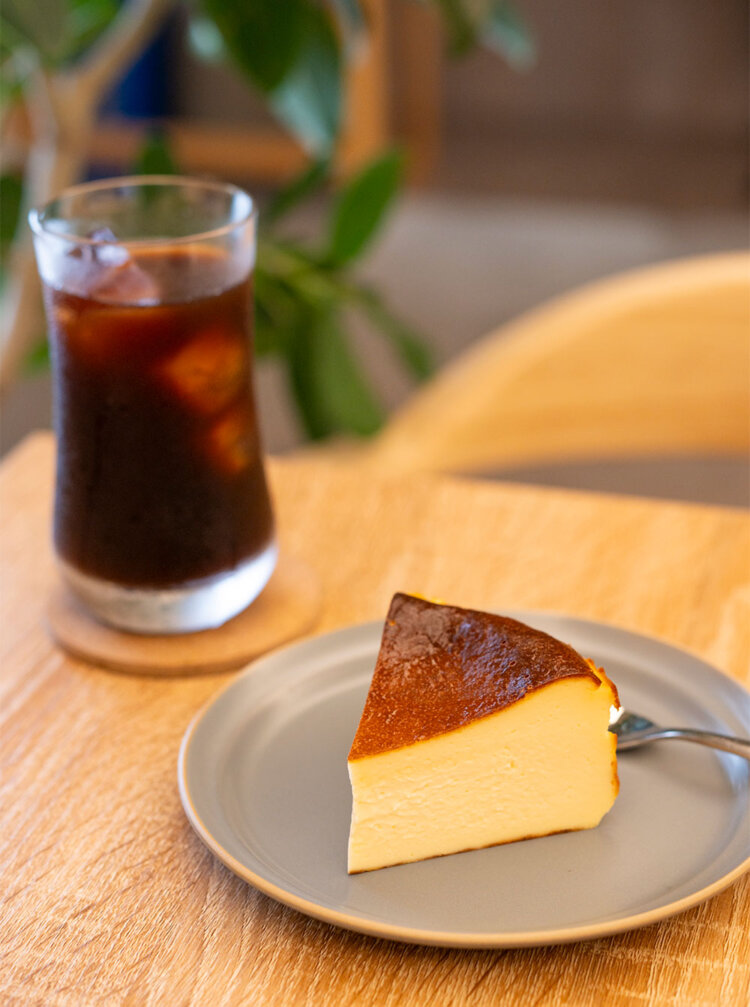 バスクチーズケーキ630円。アイスコーヒー550円と一緒に。