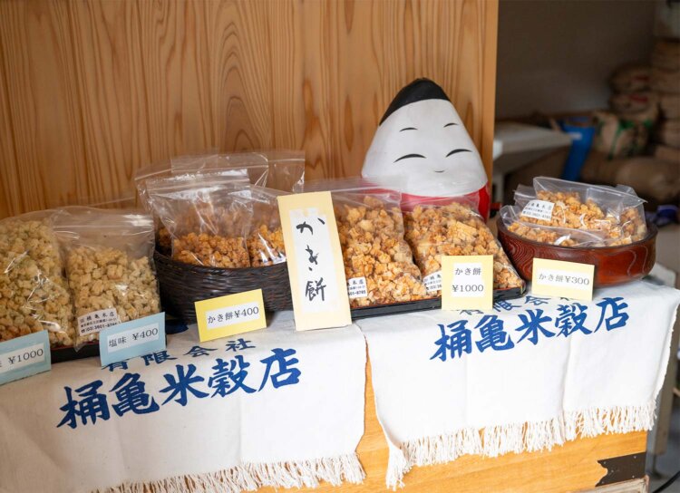 かき餅も人気。醤油、塩の2種から選ぼう。