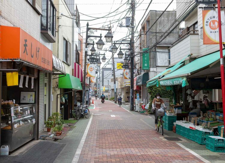 八百屋が3軒もある街の台所、関三通り商店街。