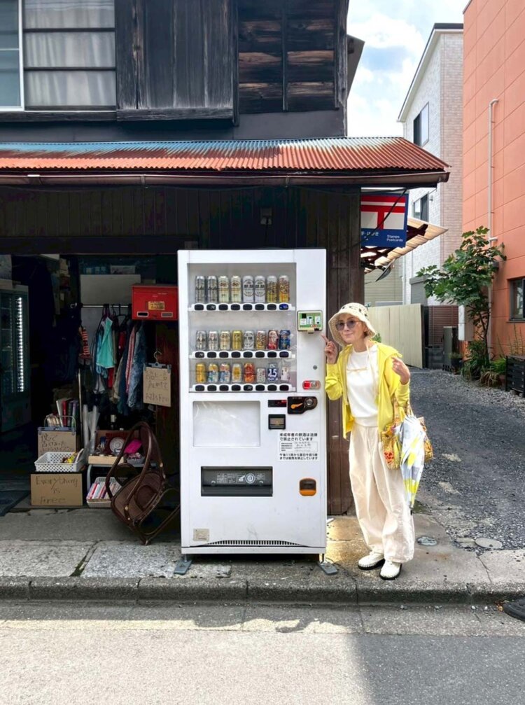 『角長商店』さん。お酒の自動販売機は免許証を入れて買うタイプ。キュン！