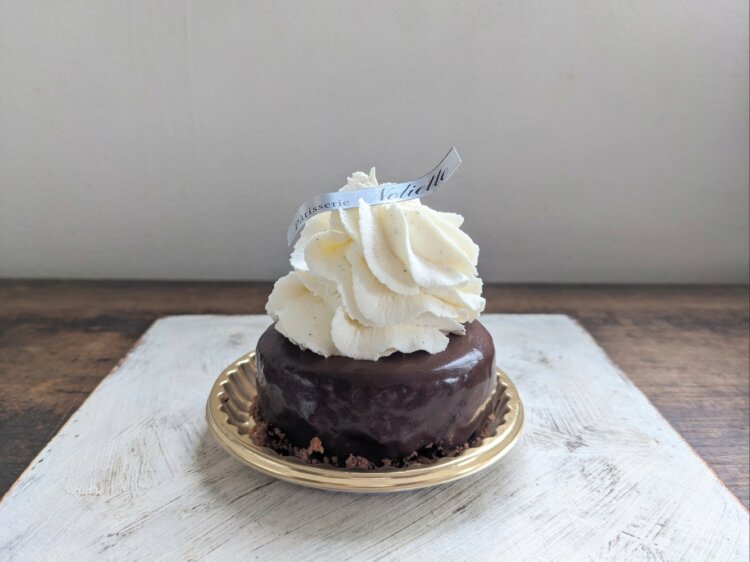ノリエット691円。1個で異なる甘み、舌触りが味わえる表情豊かなチョコレートケーキ。