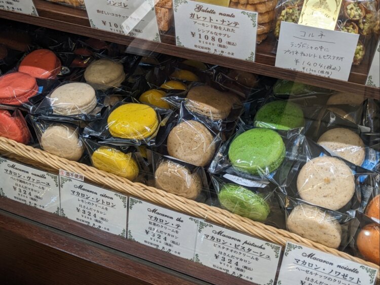 マカロンやサブレなど、フランスの伝統的な焼き菓子も充実。