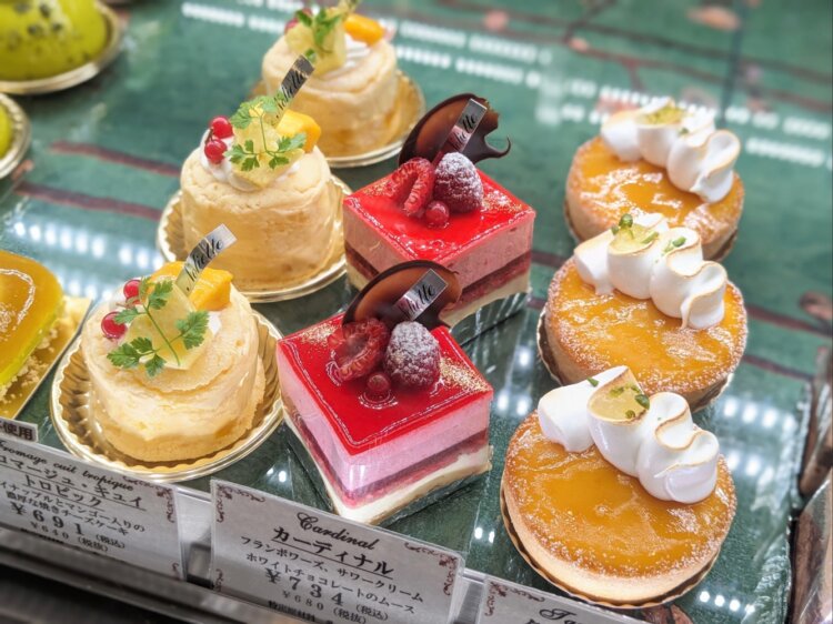 季節のフルーツをのせたケーキは、どれにしようか迷うのも楽しい。