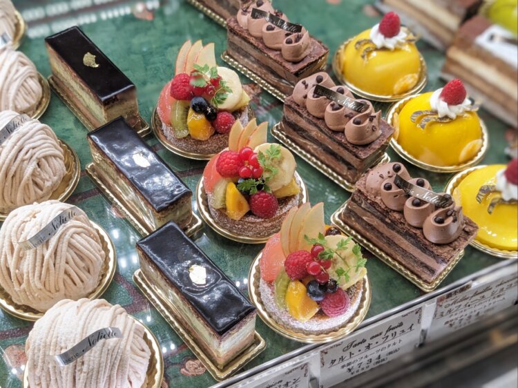 ショーケースには、華やかでありながら決して華美ではない、美しいケーキが並ぶ。