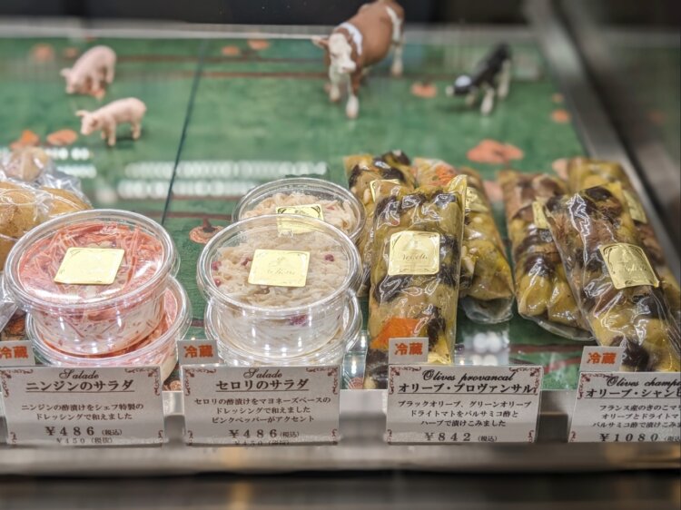 ケーキやパンだけでなく、キッシュやパテなどの総菜類も用意。