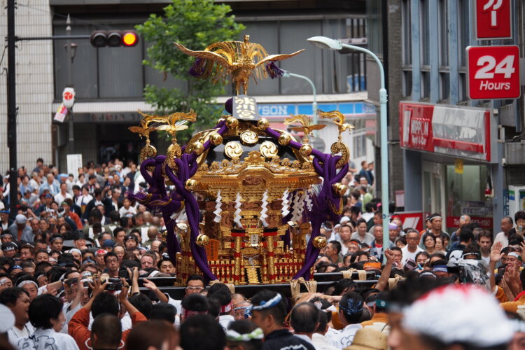 都心のビル群を背に宮神輿と江戸型山車が巡行！「赤坂氷川祭」が9月11～13日に赤坂氷川神社で開催