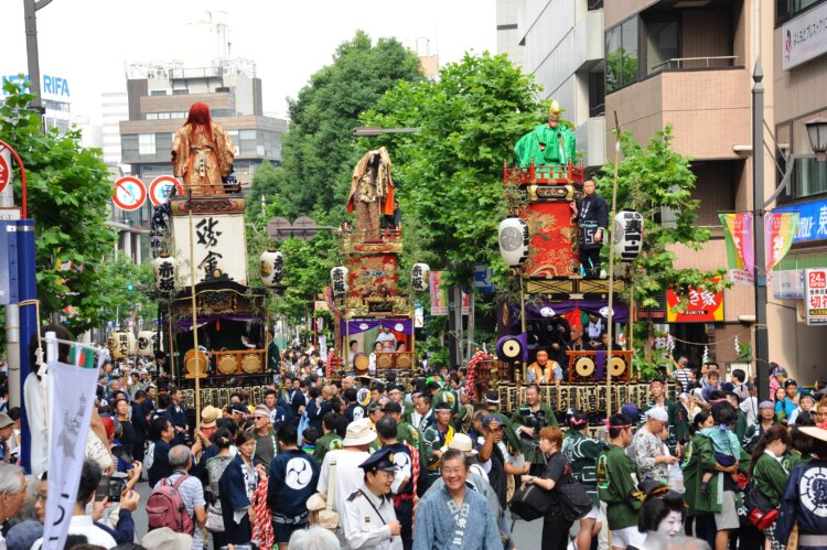 関東大震災や東京大空襲を免れた貴重な江戸型山車が赤坂の街に登場する。
