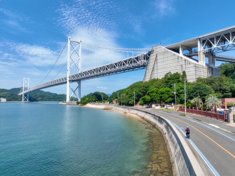 しまなみ海道から、因島（いんのしま）と向島（むかいしま）を結ぶ因島大橋を望む（撮影＝福角智江）。