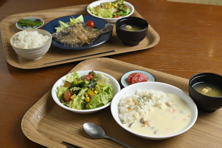 手前は不動の人気を誇るエビクリームライス935円。奥は本日の給食935円。この日はカレイの唐揚げ。