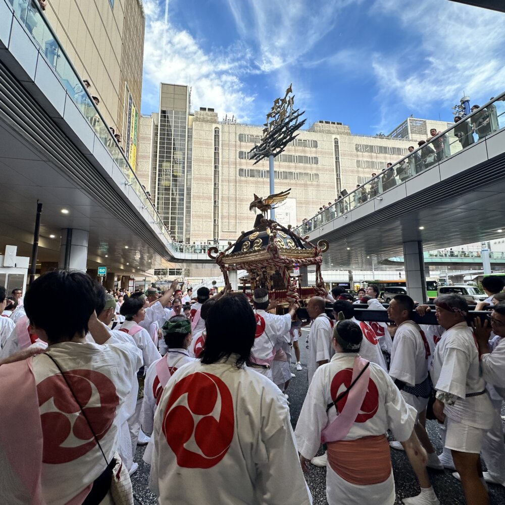 北千住駅前ロータリーを神輿が勇壮に練り歩く！「千住本氷川神社例大祭」が9月12・13日に開催
