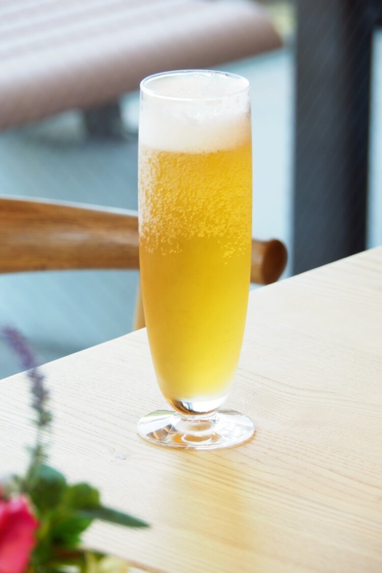 堀切の醸造所・きちブルーイングのクラフトビール800円もカフェコーナーで味わえる。