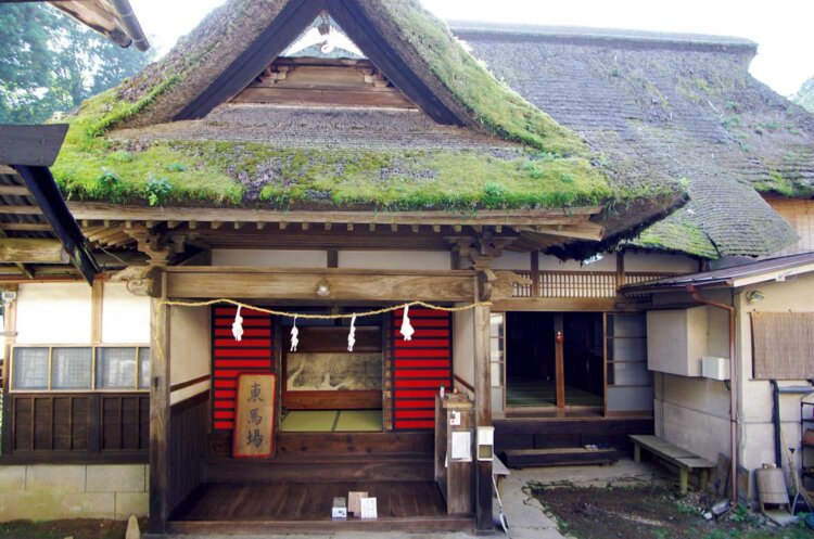 江戸時代末期の建築になる茅葺き屋根が残る宿坊、『東馬場』。都の有形文化財になっている（2019年に葺き替え）。