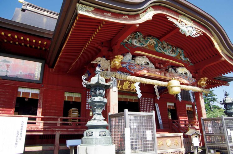 狛狼が守る武蔵御嶽神社の拝殿。