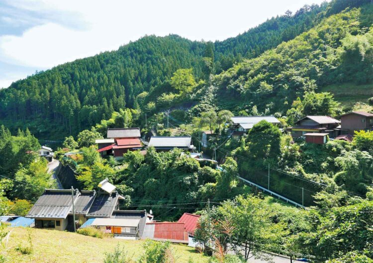 登山道を上がっていくと笛吹の集落を俯瞰（ふかん）できる。