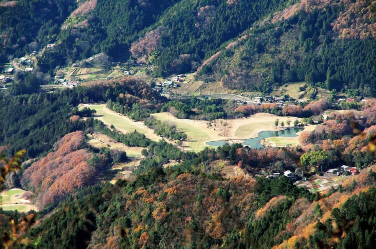 三国山から南西方向にあるゴルフ場が見えた。