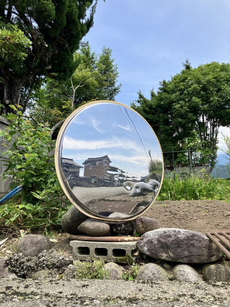 近隣住人によるDIYの賜物か。ゴロリとした石の中で遺跡のような野良ミラー。