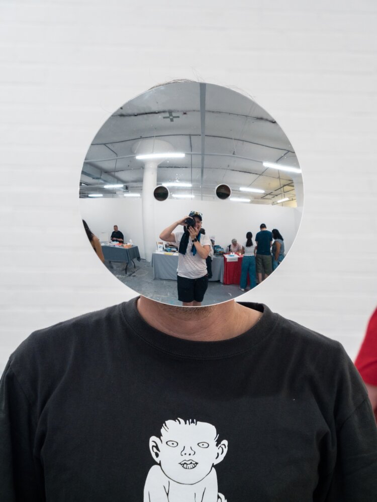 自作のカーブミラーマスク。イギリスのブックイベント「Bristol Artist's Book Event」にて。