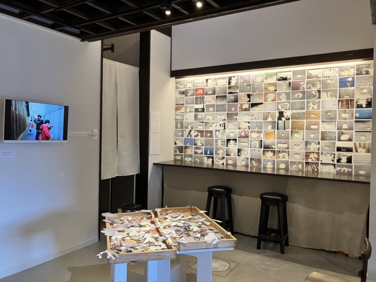 「日常採集標本」の展示の様子。障がいの有無を超えた表現者による写真展「壁をのぞむ眼差し」にて。