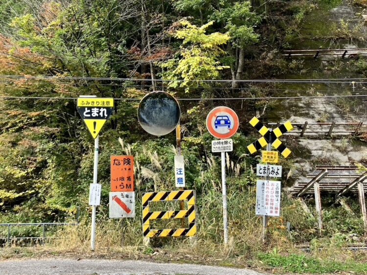 危険を知らせ注意を促す標識たちが、アベンジャーズのように勢揃い！