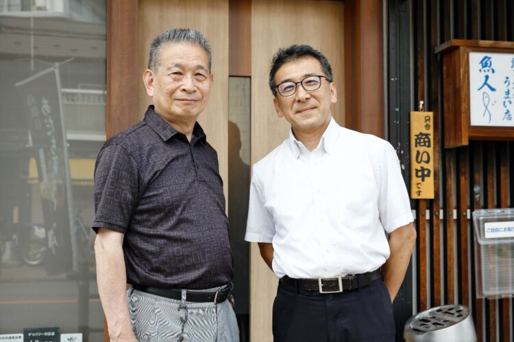 あだち菜の立役者「TOKYOあだち菜プロジェクト」の代表松山卓司さん（右）と渡井良昌さん。