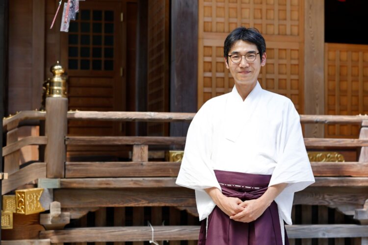 権禰宜の濵中伸洋さん。家族代々、鶏肉や鶏卵を口にしないとか。