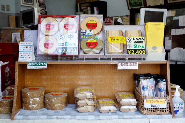 味は3種類。プレーンのみ3サイズで300円～。