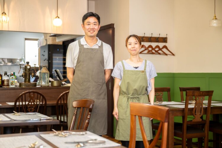 シェフの荻野真司さんと幸さん夫妻。