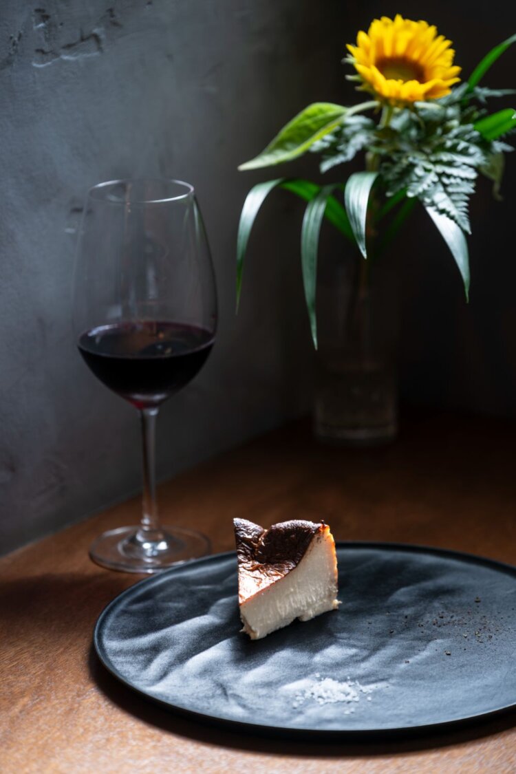 赤ワインと相性◎のチーズケーキ750円。