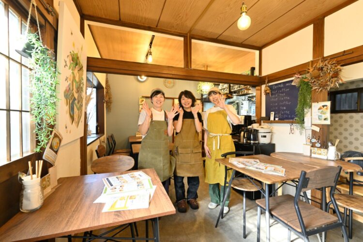 左から日暮さん、湯川さん、佐藤さん。