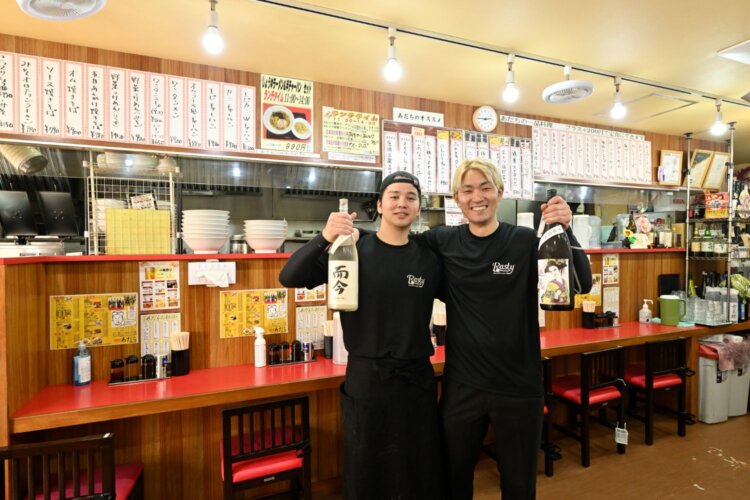 気さくな店主、足立さん（右）と小澤さん。