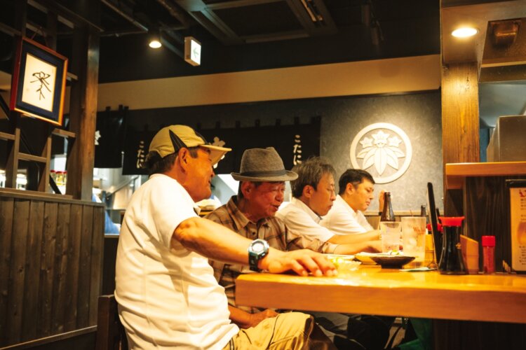 一人飲みにもうれしいカウンター席。テーブル席や宴会向けの席もある。