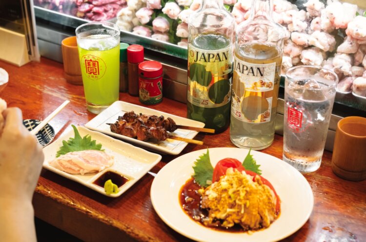 サワーは瓶1本1500円。焼き鳥1串200円～。とりわさ600円。よだれ鶏1200円。