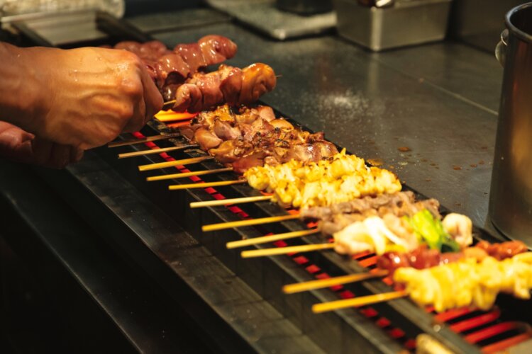 大ぶりの軟骨、するっと外れる手羽先。それぞれの部位にファンが付く。歯切れよい食感が特徴の紅ふじ鶏を用い、串1本ずつに丁寧な仕事が光る。