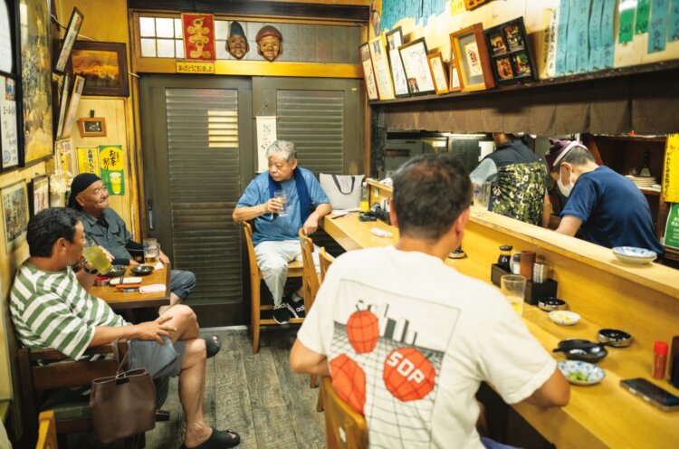 店内には常連が集う。1種類1本から注文できるのも一人客を思うゆえ。