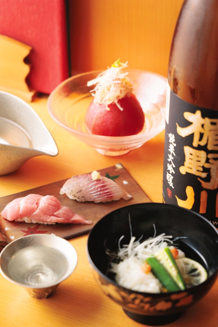 鱧のお椀700円、お寿司は本マグロ中トロ600円、鯵320円。ガリトマト700円。「楯野川」純米大吟醸1500円。